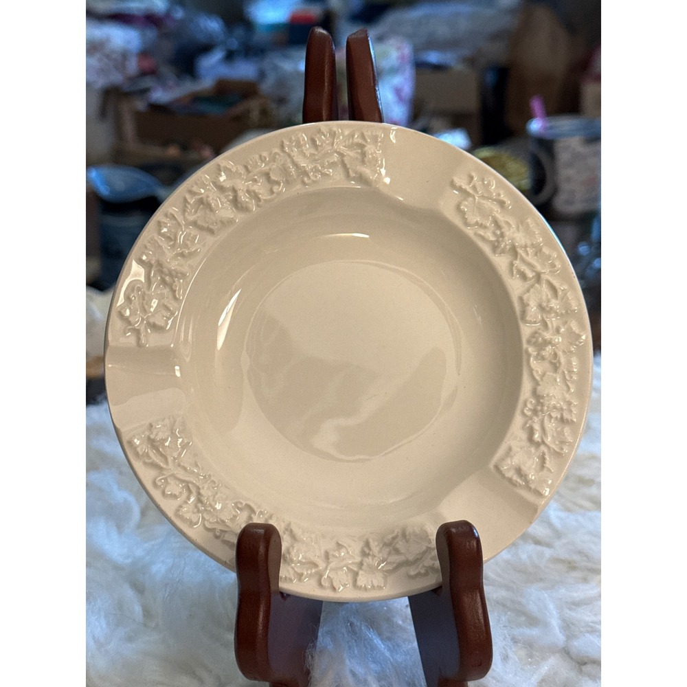 Wedgwood Embossed Queens Ware Cream Ashtray Barlaston England Grapevine 4.5 inch